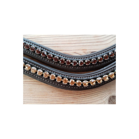 Brunt pandebånd med række af sten NH