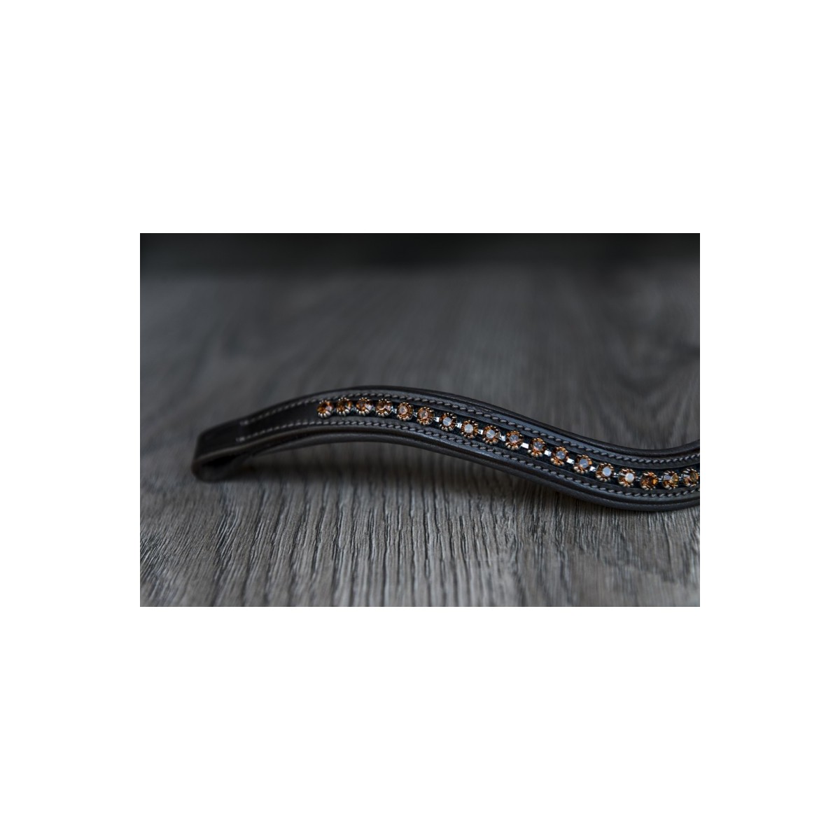 Brunt pandebånd med række af sten NH